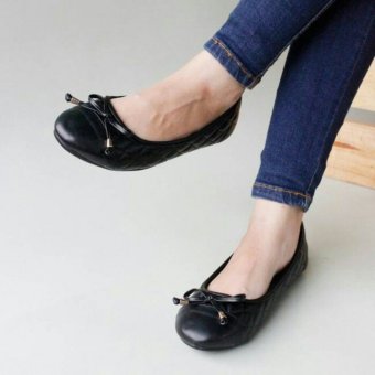 Marlee DK-001 Flat Shoes Wrinkle Accent - Hitam  