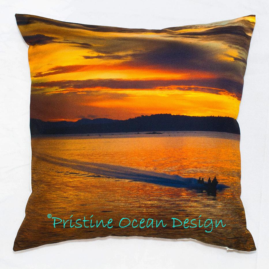 Sarung Bantal Sofa Cushion Cover The Boat Travels On Beautiful Sunrise Ukuran 40x40cm Bahan Canvas Linen. Koleksi sarung bantal sofa yang kami jual memiliki keunikan tersendiri dan tidak ada dijual di pasaran atau pertokoan.