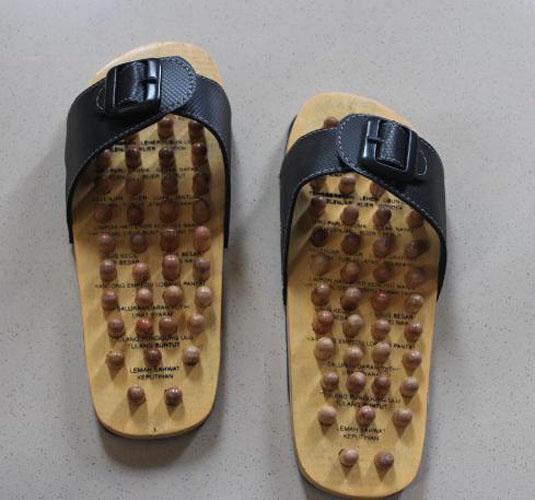 Sandal kayu kesehatan pijat refleksi kaki