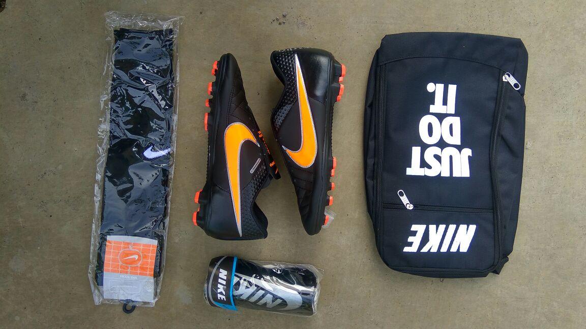 Sepatu Bola Keren Terbaru Paket Lengkap(Tas,Kaos kaki,Decker) Sepatu Bola Keren Terbaru Paket Lengkap(Tas,Kaos kaki,Decker)
