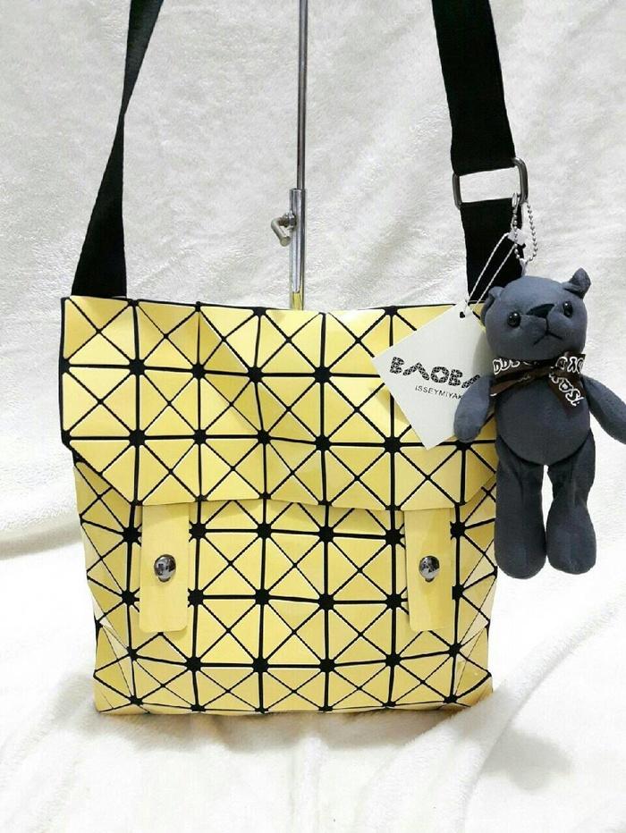 Bao Bao Issey Miyake Flep Bag Medium Yellow (33x34 cm) Semi Premium - Fd6SfJ