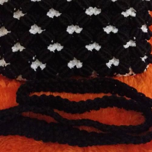 Tas Rajut Hitam Putih Motif Bunga
