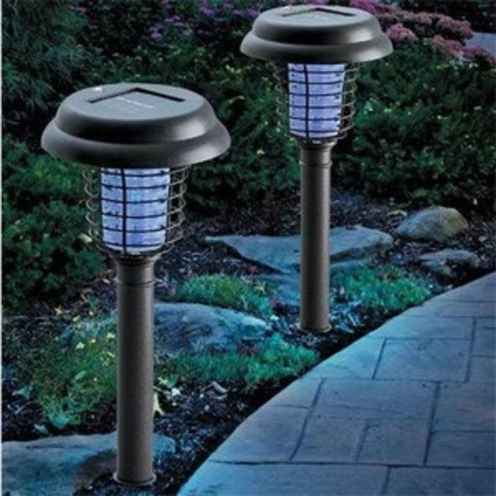 Lampu Taman Tancap Setrum Nyamuk Tenaga Surya