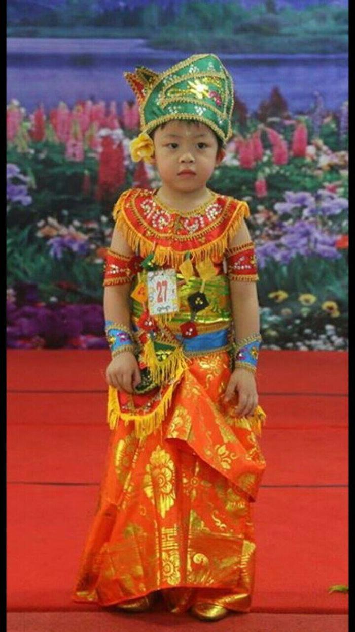 Baju Karnaval/Baju adat Dayak SD
