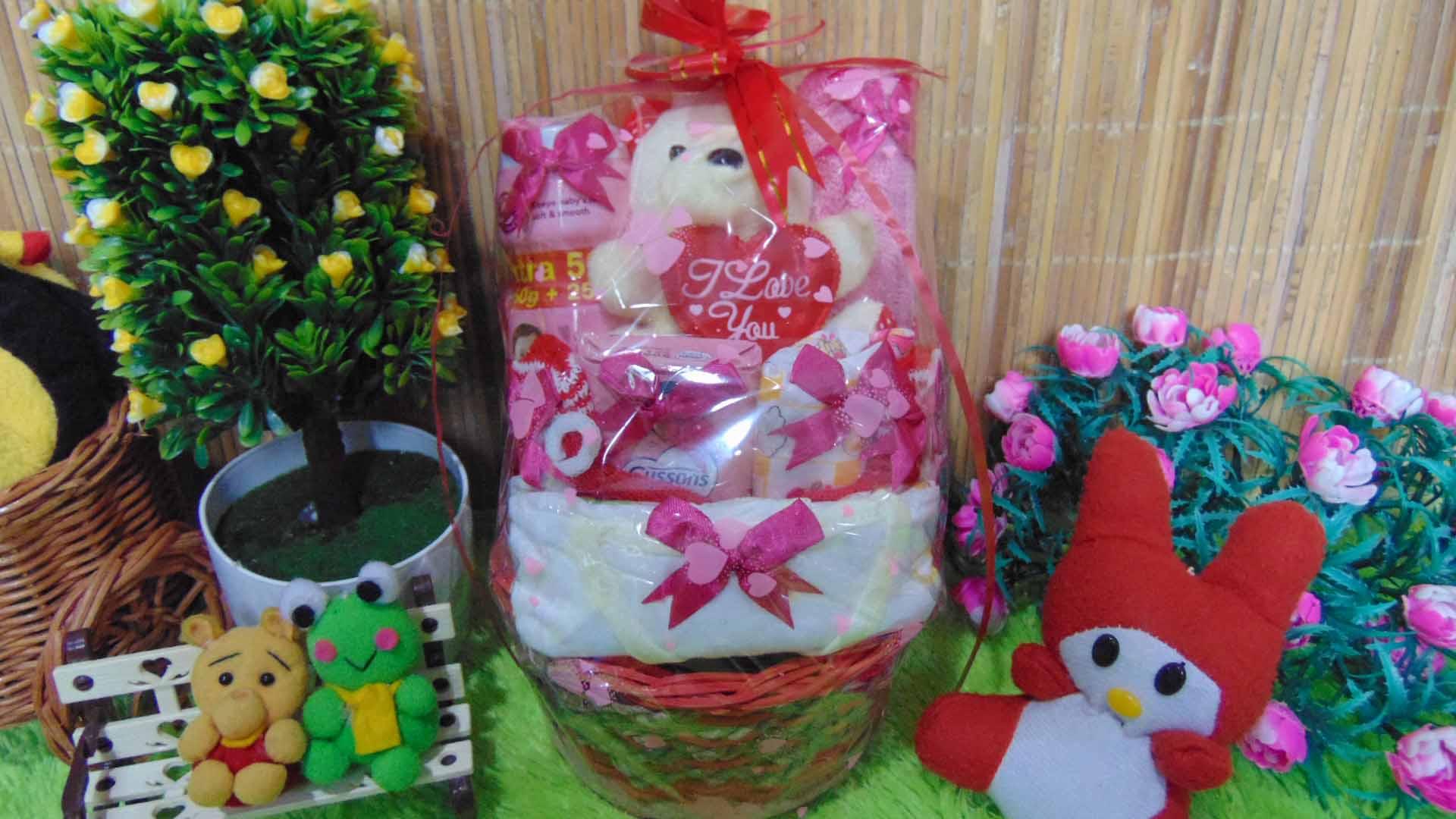 kembarshop - paket kado bayi baby gift – kado melahirkan-parcel kado bayi keranjang rotan cute pink merah komplit