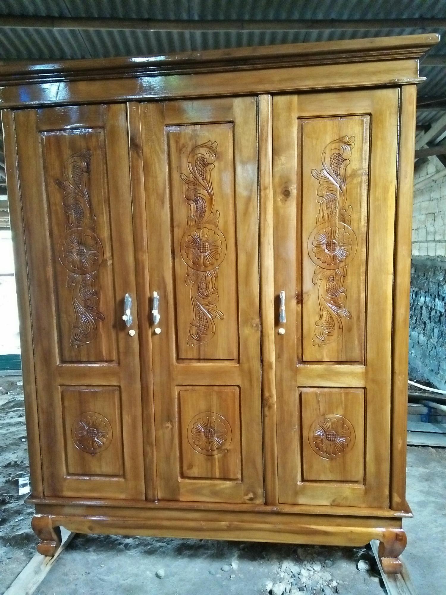 Lemari kayu 3 pintu