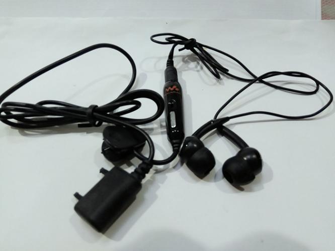 Handsfree Hf Headset Sony Ericsson Jadul Colokan Besar Walkman K750 K800 W800 W550 C902 dll - Foto Asli.