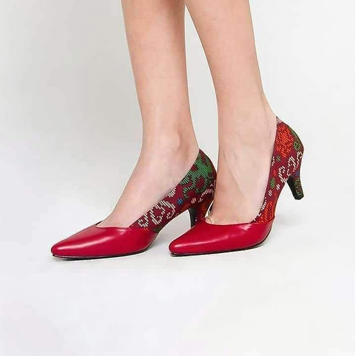 Heels Dayak merah the warna