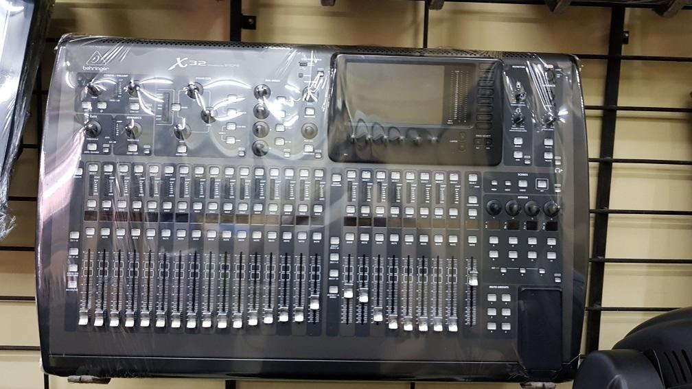 Behringer X32 TP digital audio mixer flagship 40-channel + hardcase