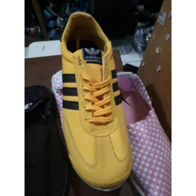 Sepatu Pria Sneaker Kasual Adidas Dragon Warna Kuning
