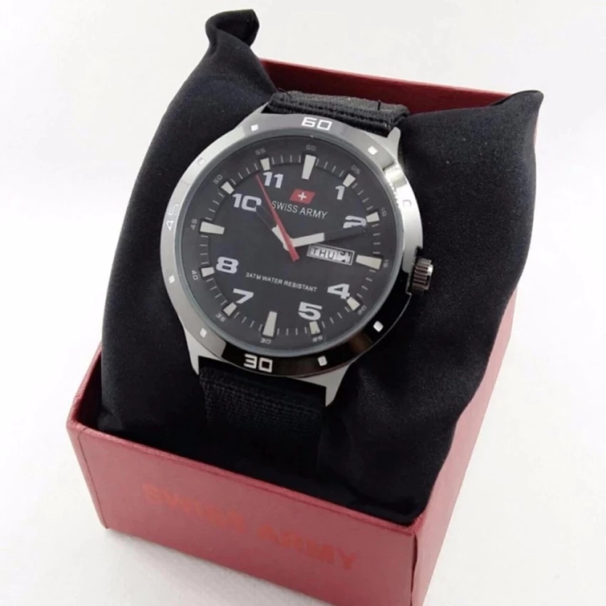 Jam tangan dengan tampilan white index numeral, date & day display window pada posisi angka