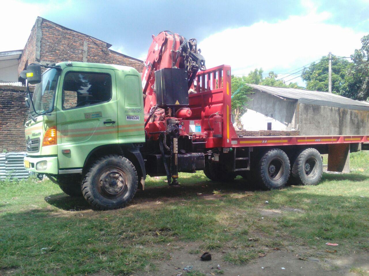 Sewa boom truck / crane truck.