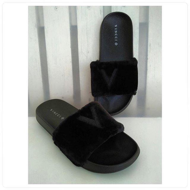 Vincci Sandal Bulu Hitam