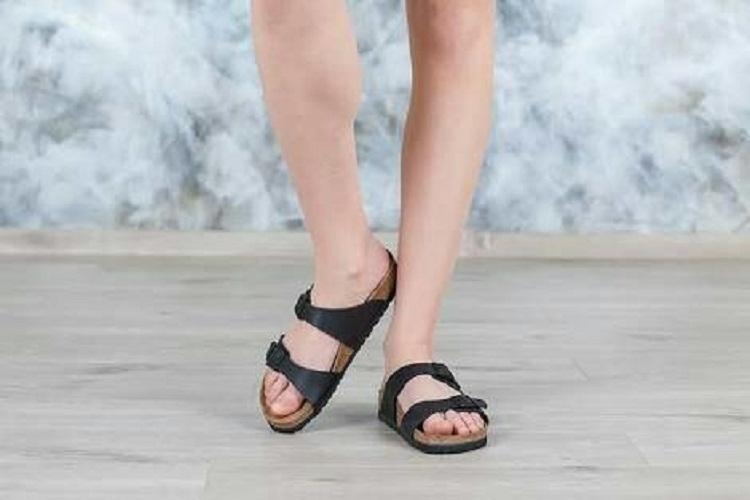 Sandal / Sendal 2 Strip Santai Model C.a.r.v.i.l / bahan sintetis DESIGN yang TRENDY dan KEKINIAN dipadukan dengan material yang BERKUALITAS yang sangat cocok dalam keseharian anda