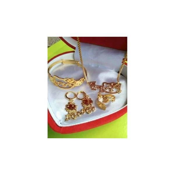 Perhiasan Ukir Nama Lapis Emas Satu Set Kalung Gelang Anting Cincin Motif Hello Kitty