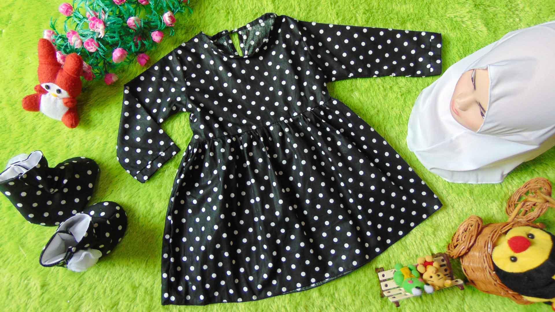 kembarshop - EKSKLUSIF Kado Bayi Paket Gamis Baju Muslim Anak Bayi Perempuan plus Jilbab dan Sepatu Boots Bayi Polka Hitam Cantik 0-12 bulan