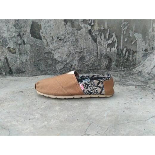 Promo Sepatu Wakai Slip On Cewe Cowok Couple Coklat Batik Grade Original Gratis Ongkir