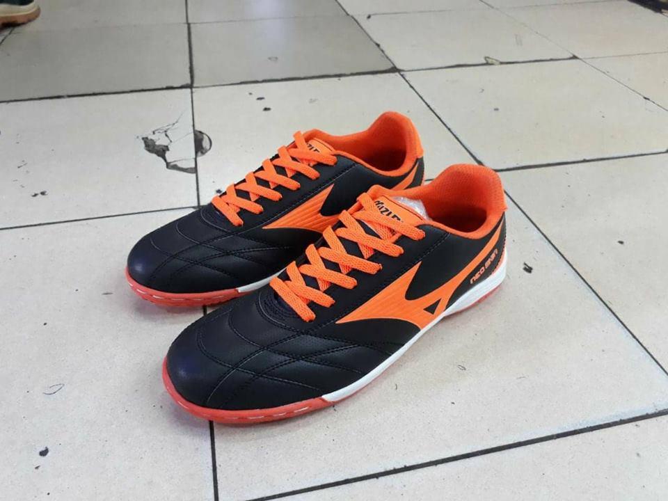 SEPATU FUTTSAL TERBARU MIZUNO RINGAN NYAMAN DI PAKAI,DENGAN BANYAK PILIHAN WARNA,