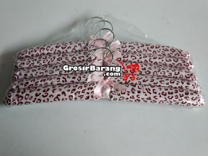 Hanger busa dewasa display corak leopard macan tutul ada pita lucu gantungan baju hadiah ulangtahun souvenir pernikahan kado lebaran harga murah meriah harga terjangkau