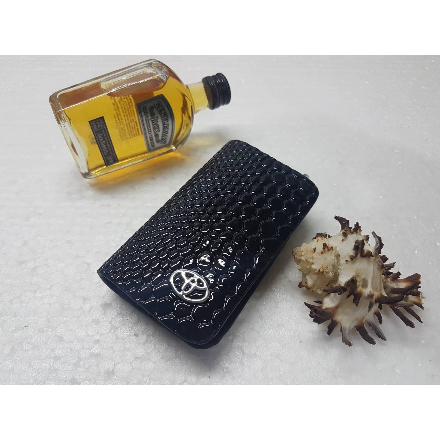 Dompet kulit kunci motif sisik ular aksesoris variasi mobil TOYOTA : Fortuner, Avanza, Innova, Harrier, Alphard, Hilux, Veloz, Yaris, Sienta, Sigra, Rush, Agya, Calya, Etios, Nav1, Hiace, Camry, 86, Land Cruiser, Vellfire