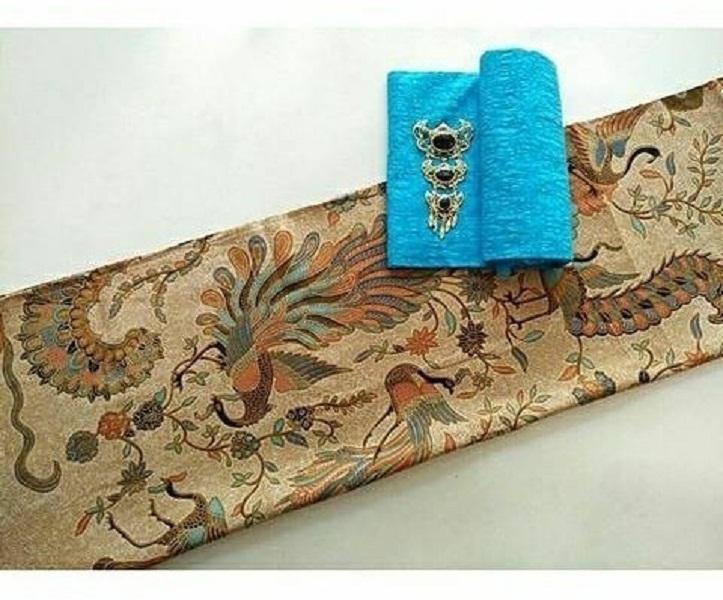 Kain batik sogan merak tanpa embos dan bros