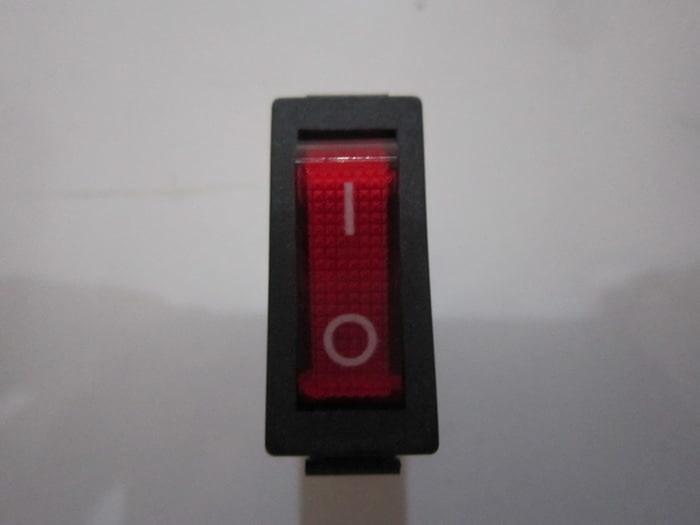Saklar Lampu Sedang 4 Pin