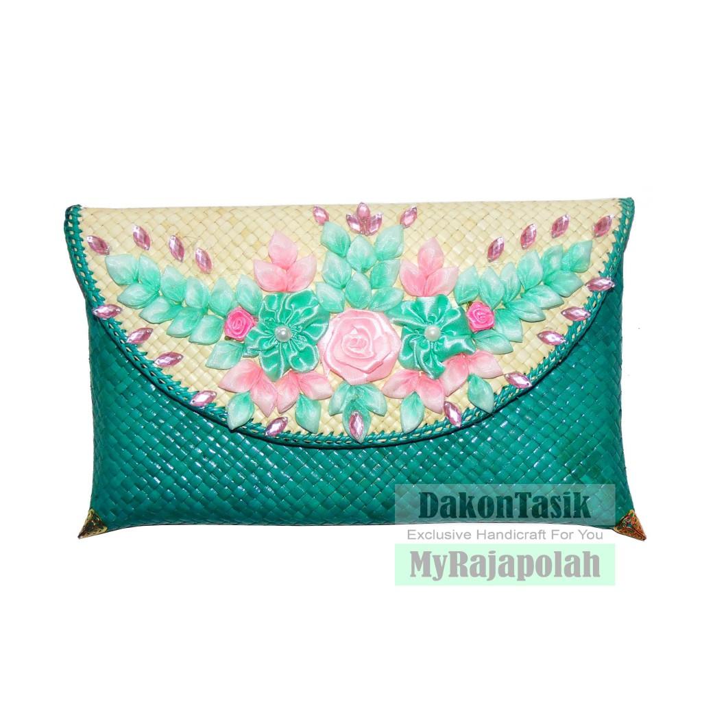 DT-16018 DOMPET UNDANGAN/KONDANGAN UKURAN SEDANG ANYAMAN PANDAN BUNGA TEMPEL