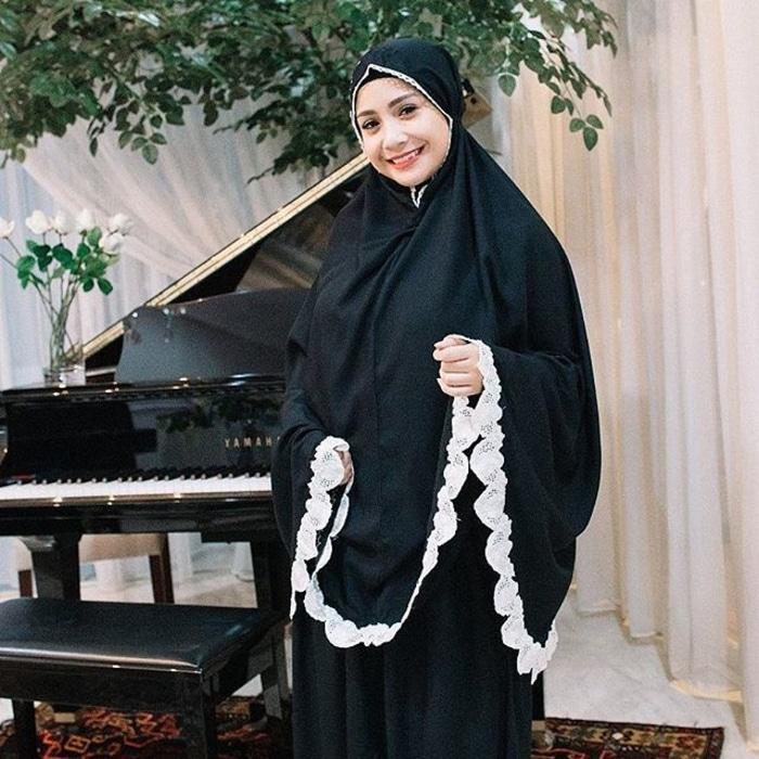 Mukena Nagita Slavina Greansea Hitam