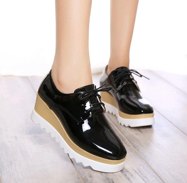Sepatu Wedges Glossy Hitam