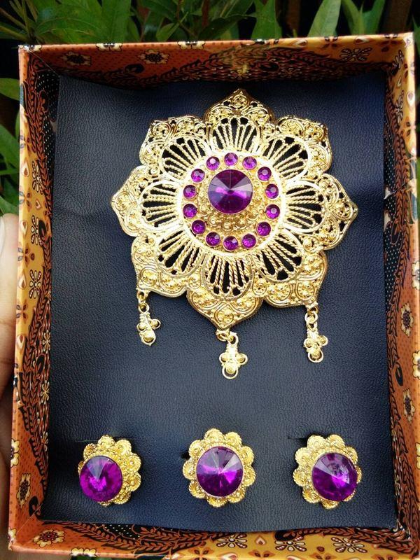 Bros Wisuda / Bross Wisuda / Bros Kebaya Bali / Set Bros Kebaya Alpaka Bali / Set Perhiasan Lapis Emas / Set Perhiasan Mutiara / Set Perhiasan Batu / Bros Wanita / Bros Etnik / Bros Emas / Bros Tembaga / Bros Jilbab / Bros Juntai / Bros Kebaya