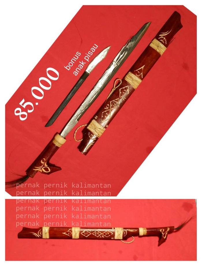 Mandau ukir naga timbul, senjata khas Kalimantan