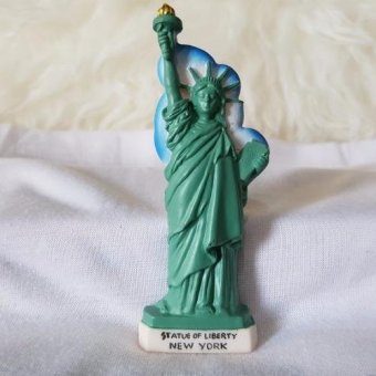 Gambar Gloria Bellucci   Magnet Kulkas Liberty Newyork