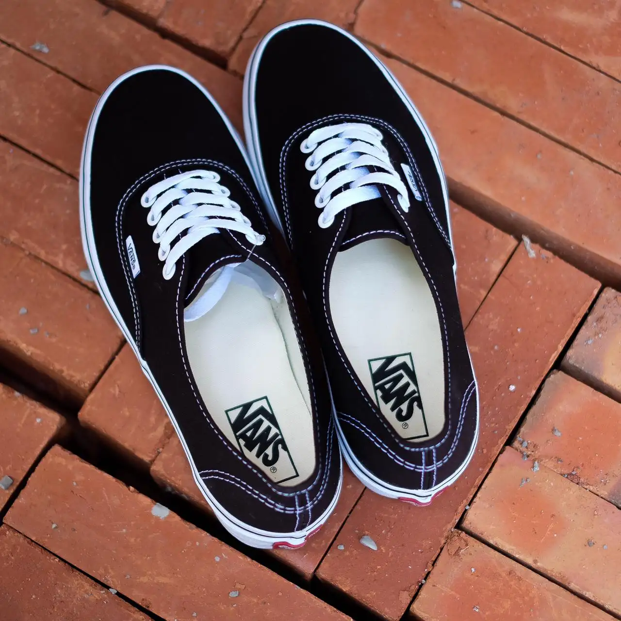 vans authentic black white original