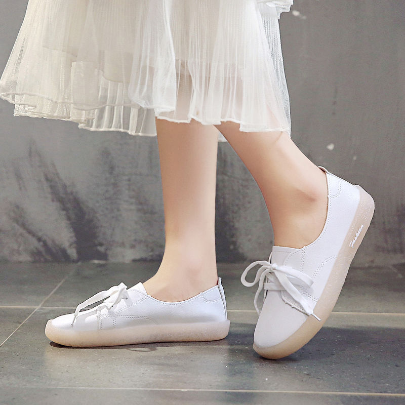 รองเท้าสีขาวรองเท้าผู้หญิงกับเส้นเอ็นหนังนุ่ม