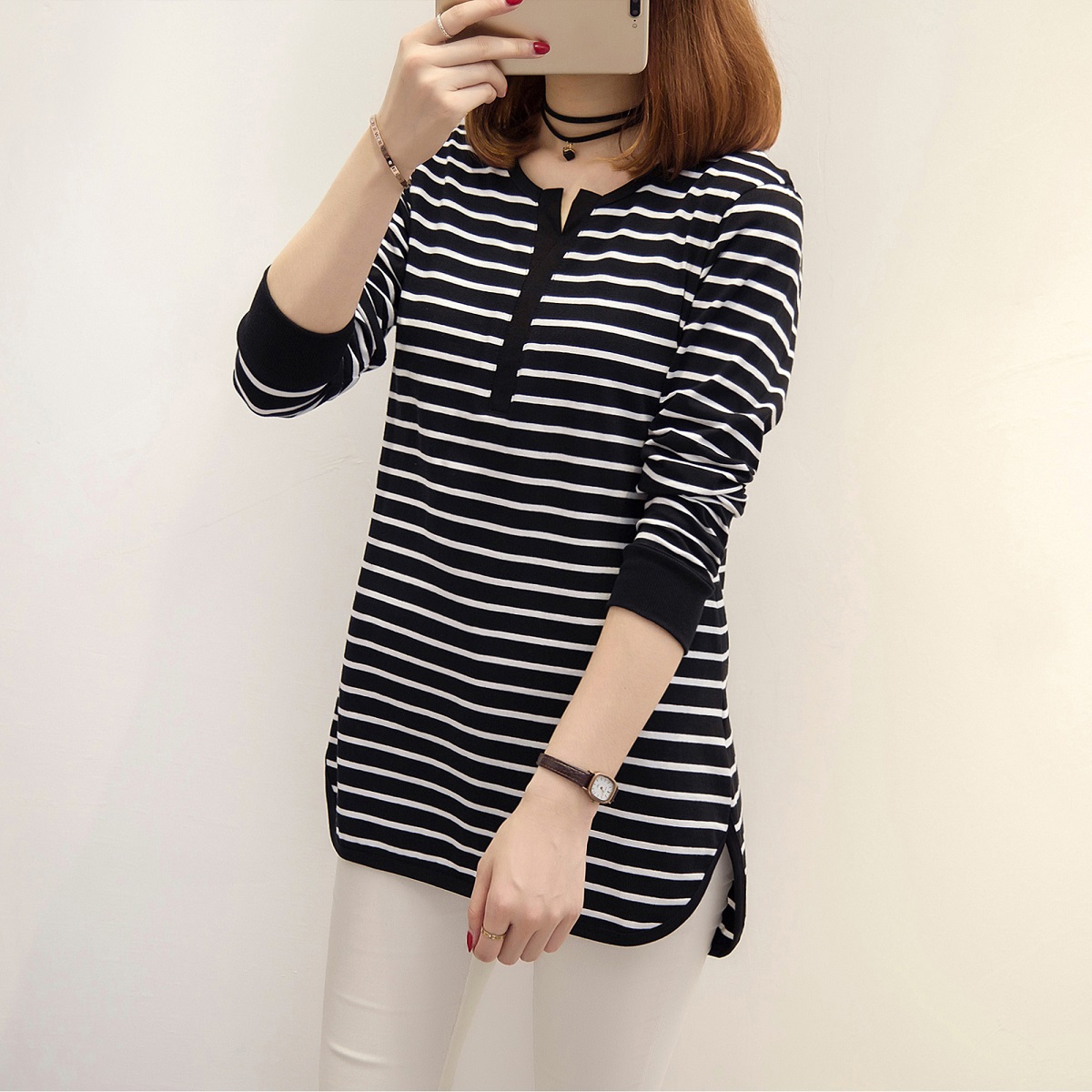 Xianyuansu T-shirt Kaos Wanita Lengan Sedang Motif Salur Kerah V Warna Garis Biru Xianyuansu T-shirt Kaos Wanita Lengan Sedang Motif Salur Kerah V Warna Garis Biru