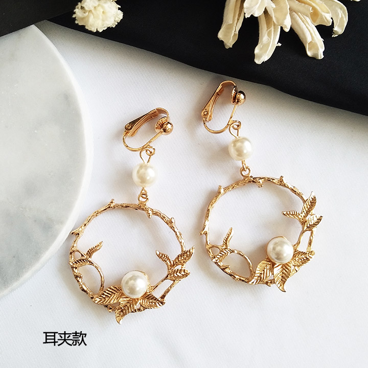 Cheap online Elegan retro ranting daun lingkaran anting buatan tangan